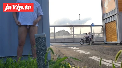fc2ppv-4712437 - 通学路の影で全裸露出！達が後ろを通る中完全に見られるハプニングも…